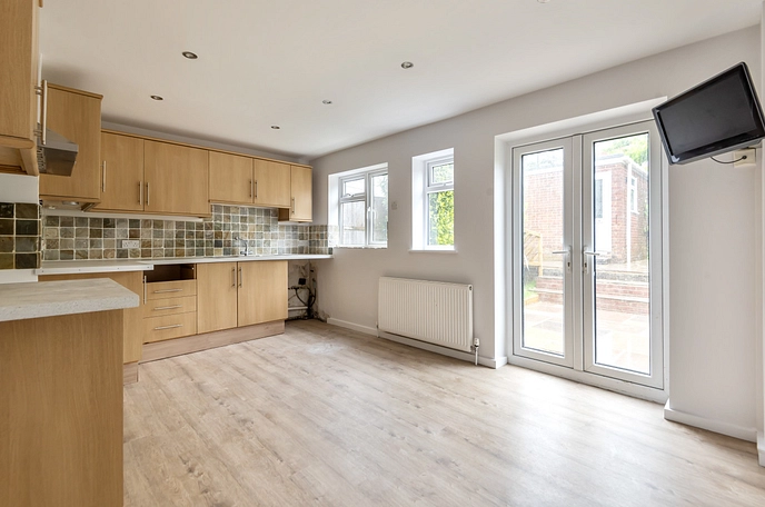 4 bedroom  semi-detached house to rent