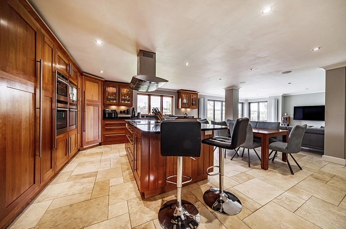 4 bedroom  detached house to rent