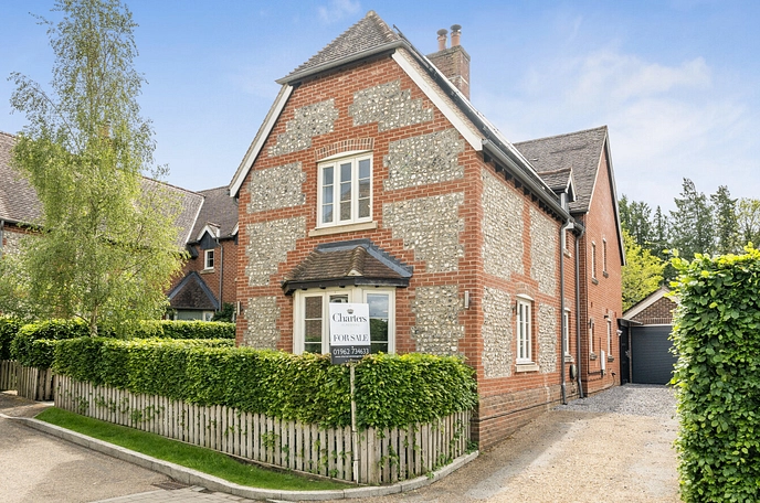 6 bedroom  semi-detached house for sale