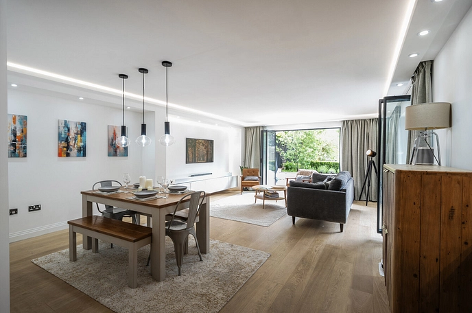 6 bedroom  semi-detached house for sale