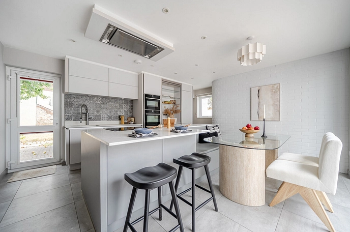 5 bedroom  detached house for sale
