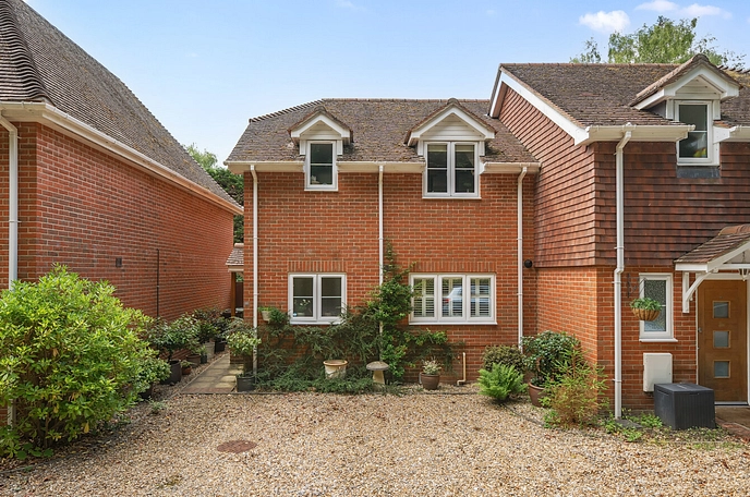 2 bedroom  semi-detached house for sale