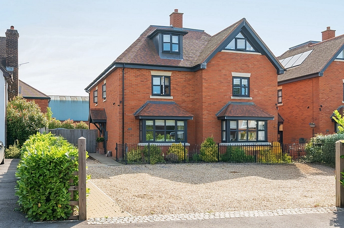 4 bedroom  semi-detached house for sale