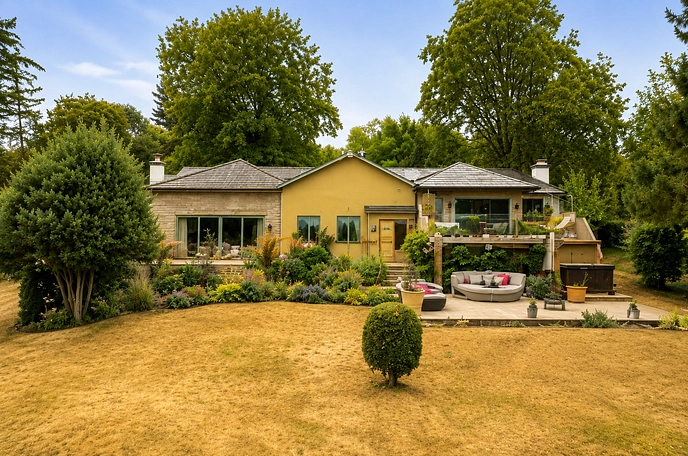 5 bedroom  detached house for sale