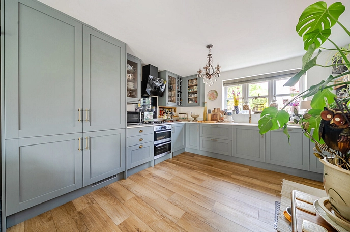 5 bedroom  semi-detached house for sale