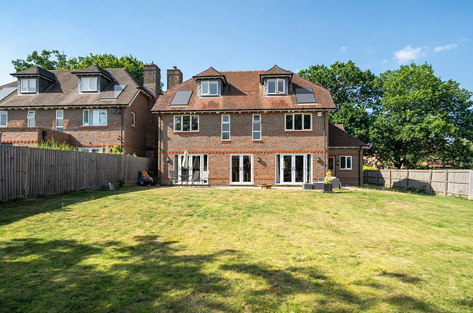 5 bedroom  detached house for sale
