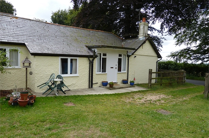 1 bedroom  semi-detached house to rent