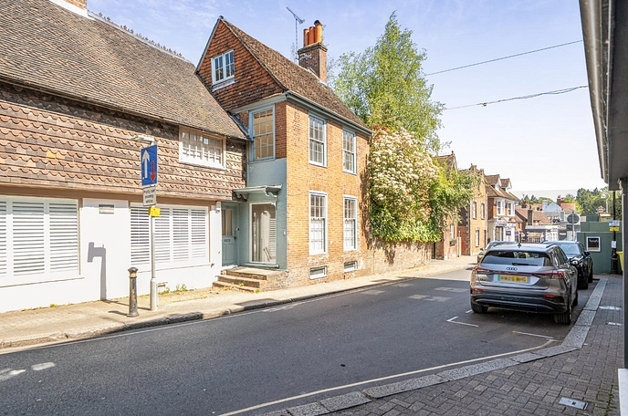 5 bedroom semi-detached house to rent