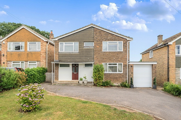 3 bedroom  detached garage/parking space to rent