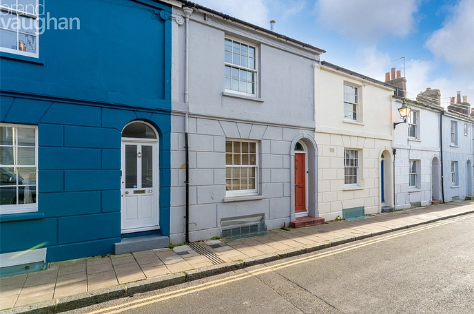 5 bedroom  terraced house to rent