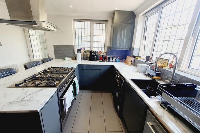 5 bedroom  detached house to rent