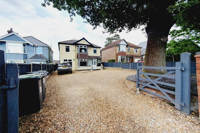 5 bedroom detached house to rent