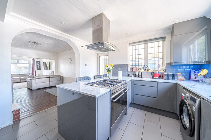 5 bedroom  detached house to rent