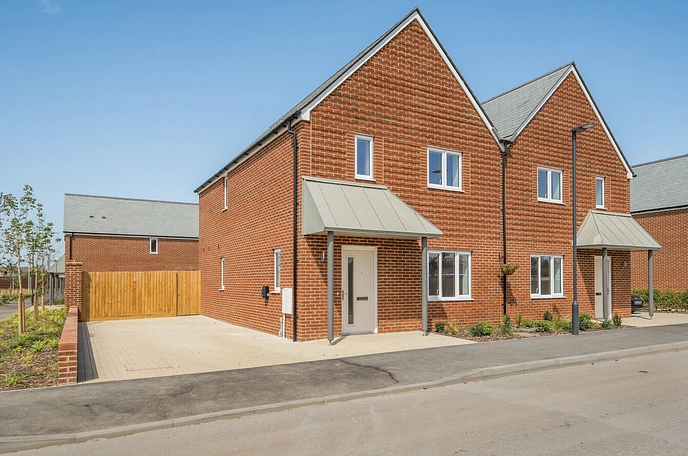 3 bedroom  semi-detached house for sale