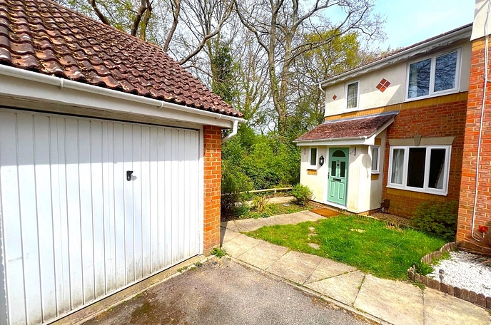 3 bedroom  semi-detached house to rent