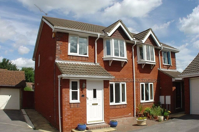 3 bedroom  semi-detached house to rent