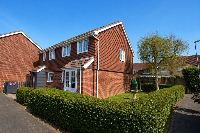 3 bedroom  semi-detached house to rent