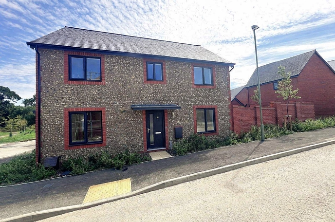 4 bedroom detached house to rent
