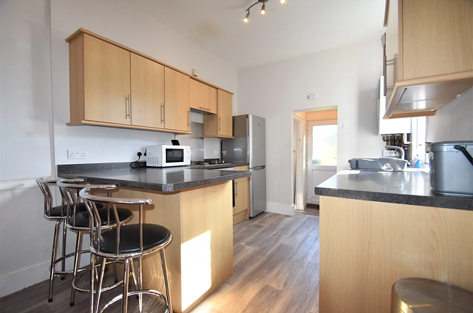 5 bedroom detached house to rent