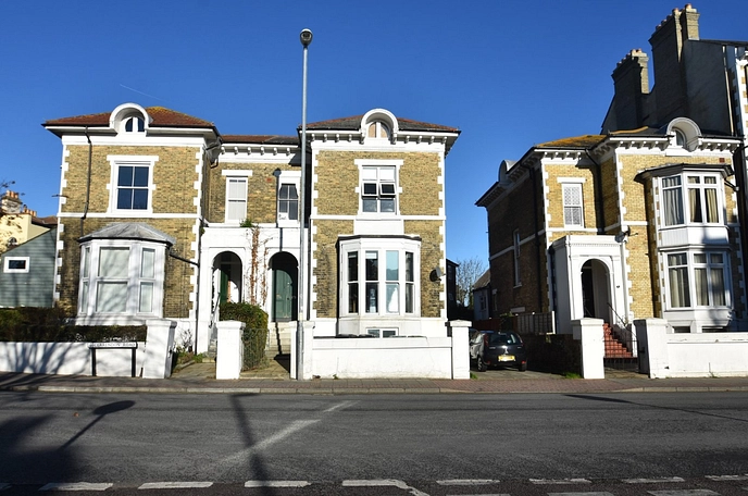 5 bedroom apartment to rent