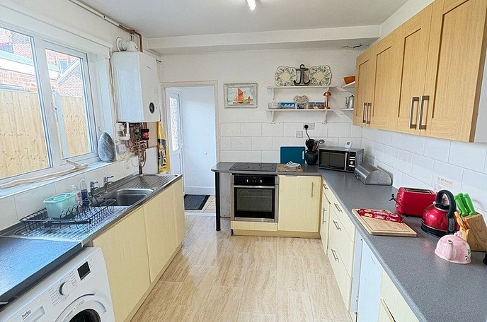 4 bedroom  terraced house to rent