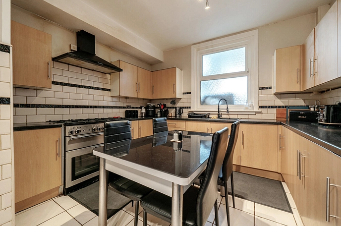 5 bedroom  semi-detached house for sale