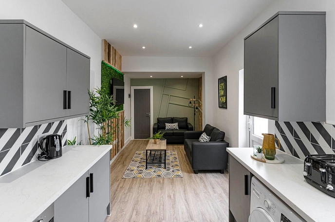 6 bedroom  terraced house to rent