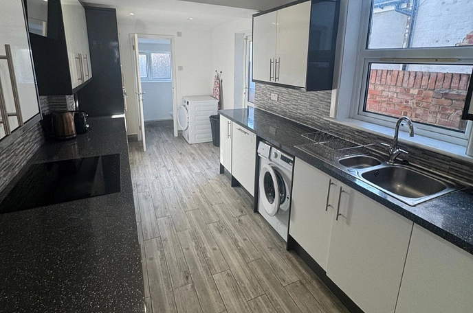 6 bedroom  terraced house to rent