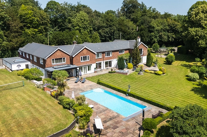 6 bedroom  detached house for sale
