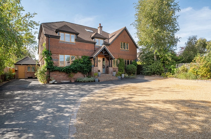 5 bedroom  detached house for sale