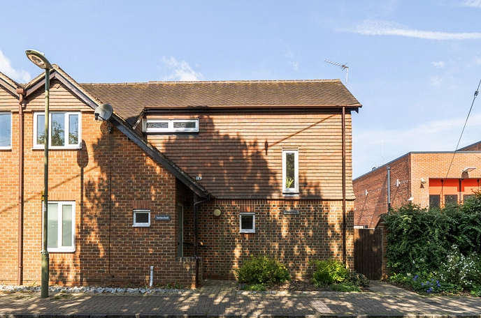 2 bedroom  semi-detached house for sale