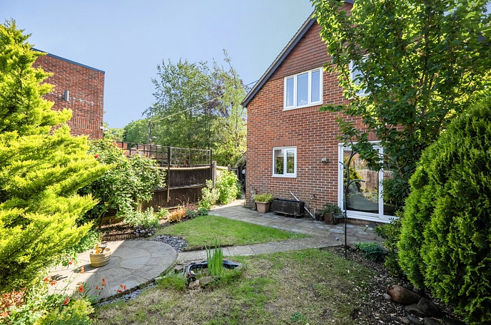 2 bedroom  semi-detached house for sale