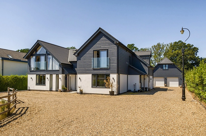 5 bedroom  detached house for sale