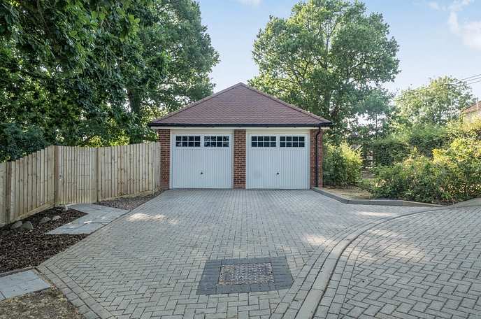 5 bedroom  detached house for sale