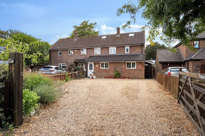 5 bedroom  semi-detached house for sale