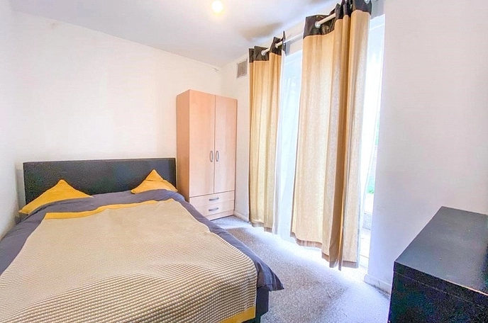 6 bedroom  semi-detached house to rent