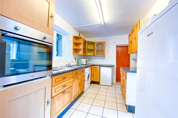 5 bedroom  semi-detached house to rent