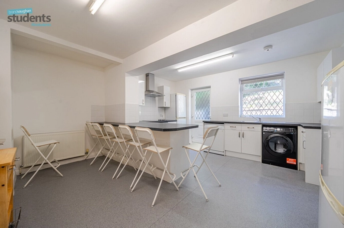 6 bedroom  semi-detached house to rent