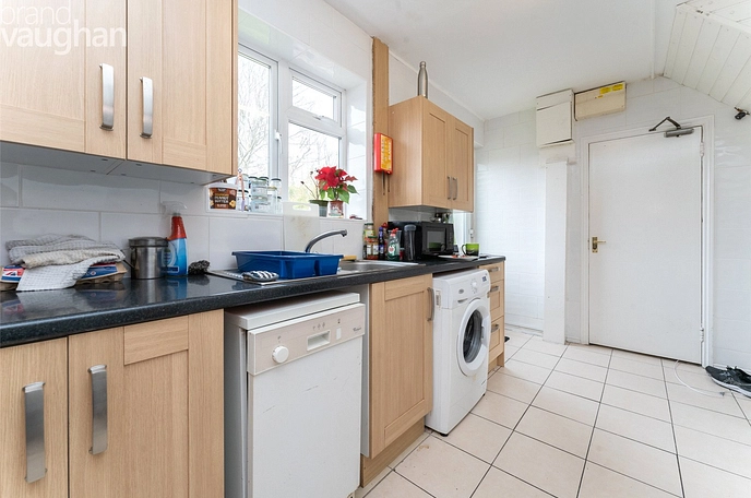 5 bedroom  semi-detached house to rent