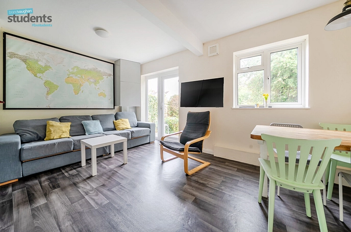6 bedroom  semi-detached house to rent