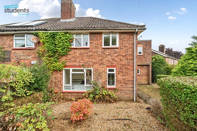 6 bedroom  semi-detached house to rent