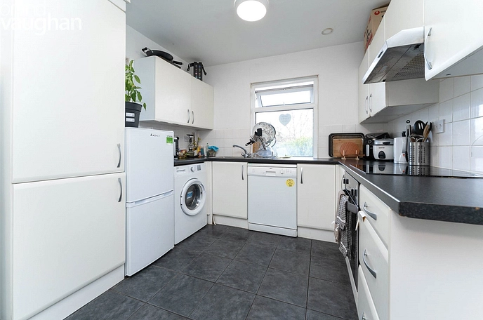 5 bedroom  semi-detached house to rent
