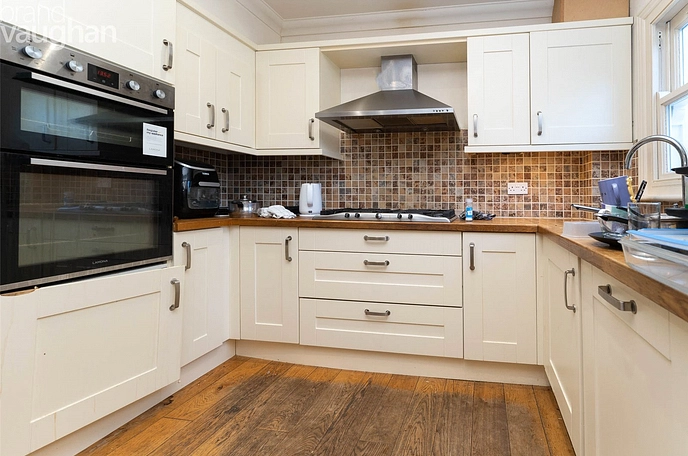 6 bedroom  semi-detached house to rent