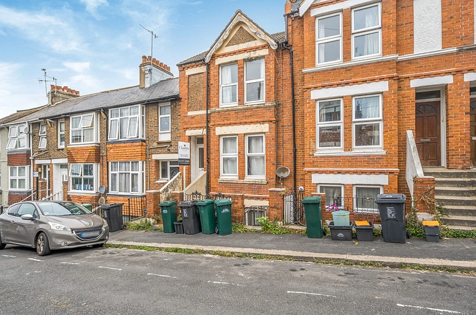 5 bedroom  terraced house to rent