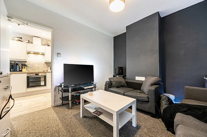 5 bedroom  semi-detached house to rent