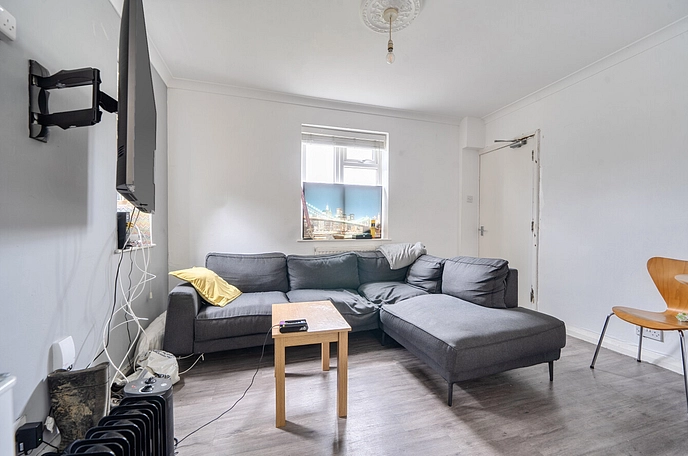 5 bedroom  semi-detached house to rent