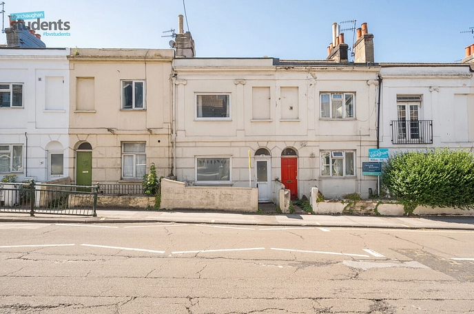 5 bedroom  terraced house to rent
