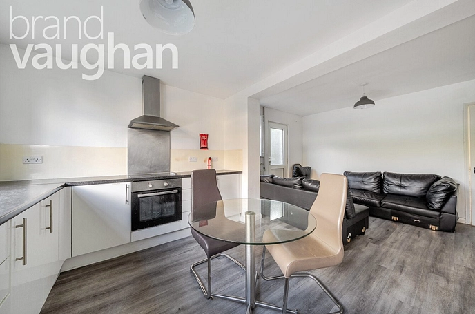 6 bedroom  semi-detached house to rent