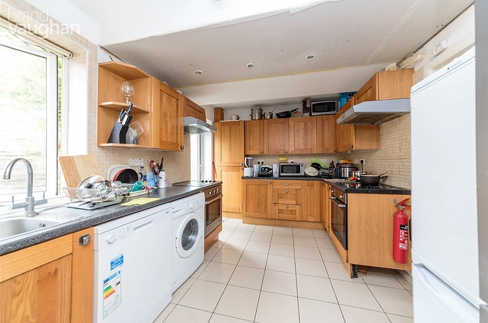 5 bedroom  semi-detached house to rent