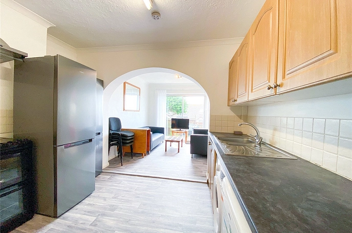 5 bedroom  semi-detached house to rent